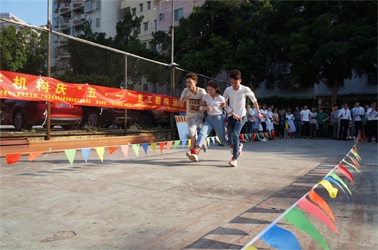 广州友好机构运动会 男女混搭、轻松快乐的三人四足比赛