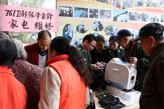 广州友好老年公寓 学雷锋 三八国际妇女节 军民鱼水情深共建文明单位已14年 76171部队到我院开展学雷锋敬老助老活动